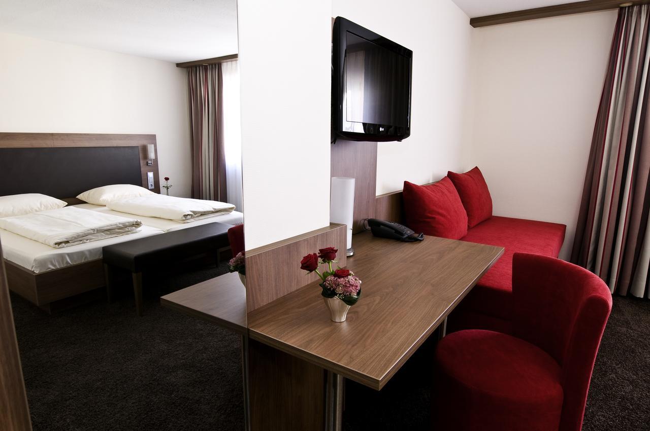 Hotel Schwanen Köngen エクステリア 写真