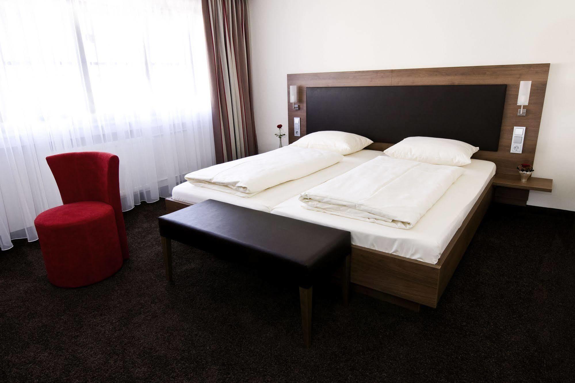 Hotel Schwanen Köngen エクステリア 写真